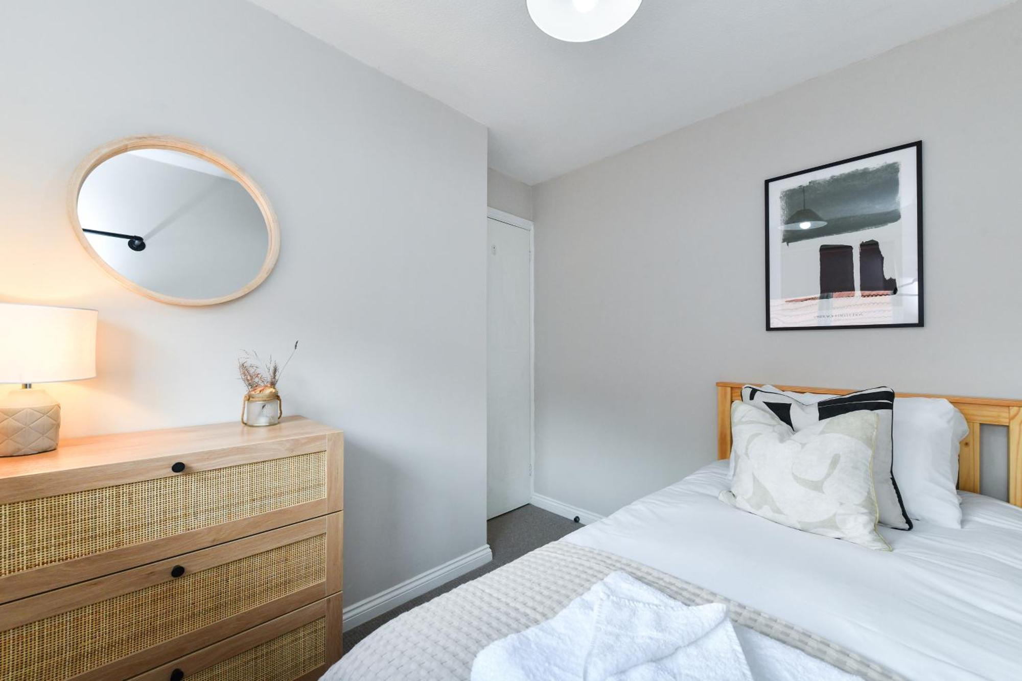 Charming 2-Bed Home With Parking Radcliffe-on-Trent Buitenkant foto