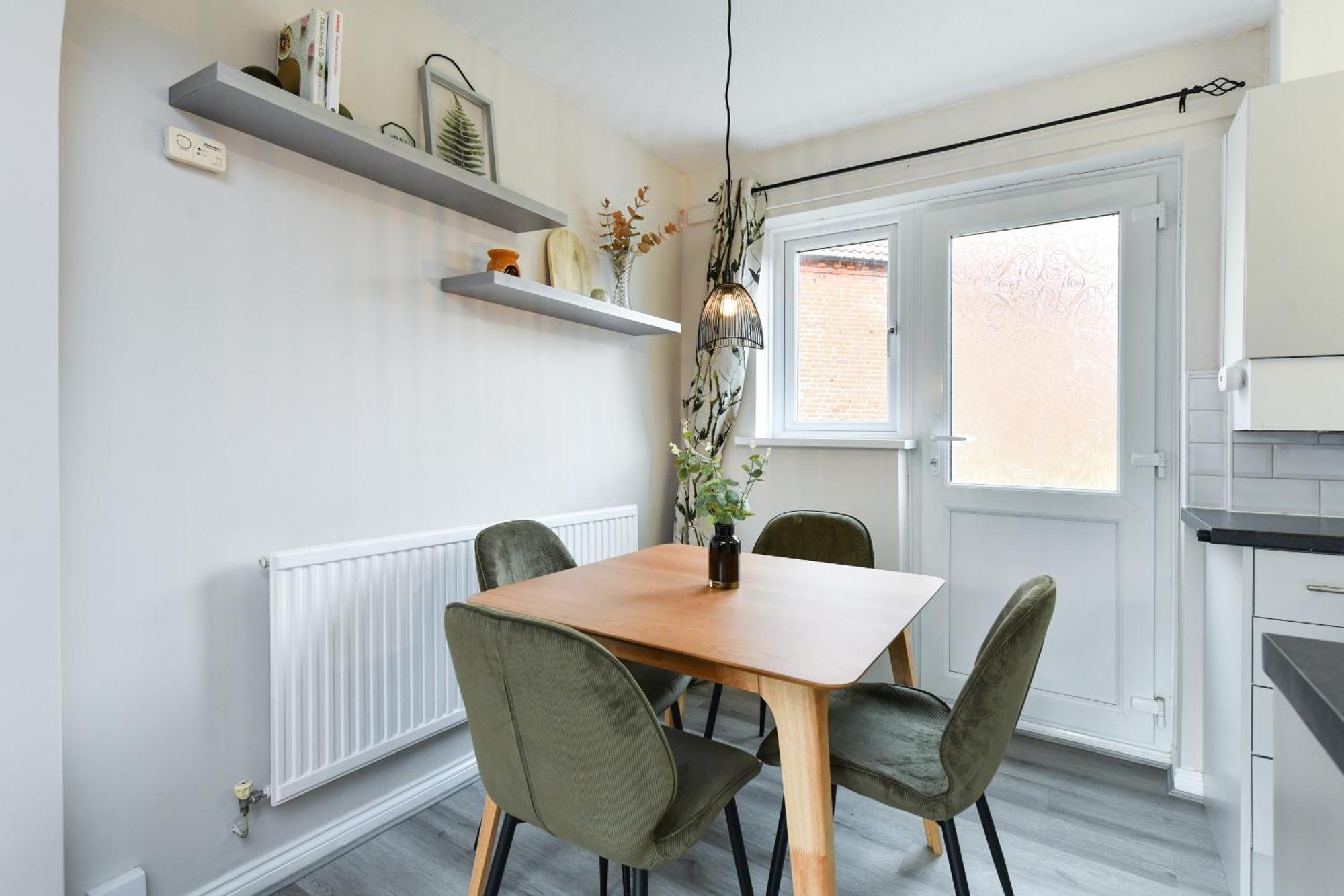Charming 2-Bed Home With Parking Radcliffe-on-Trent Buitenkant foto